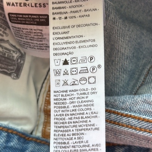 Levi’s Women’s 501 Distressed, Buttonfly, Frayed Hem Denim/Jean Shorts. Size 32. - Picture 11 of 12